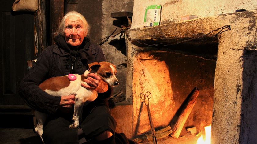 Isabel Ferreira, com o cão Caramelo, anda sempre com o aparelho ao pescoço. Foto: Liliana Carona/RR