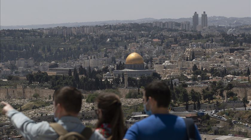 Após vacinação em massa, Israel levanta uso obrigatório de máscara na rua