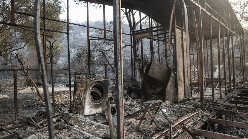 Dezenas de casas ficaram completamente destruídas pelos fogos. Foto: ERDEM SAHIN/ EPA