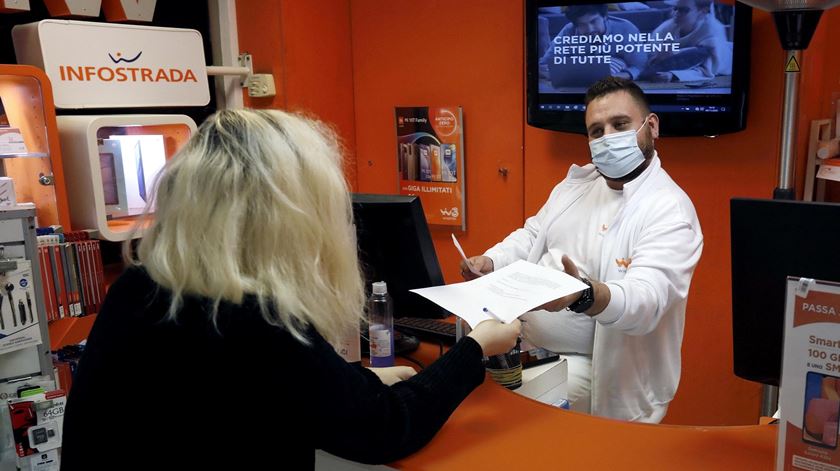 Italianos continuam a tentar fazer a vida normal apesar da pandemia. Foto: Mourad Balti Touati/EPA