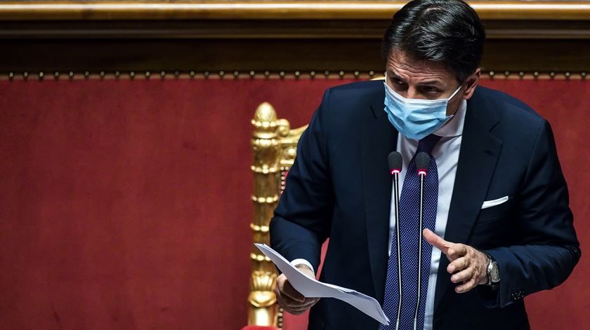 Primeiro-ministro de Itália, Giuseppe Conte, apresenta ao senado os seus planos para novas restrições. Foto: Angelo Carconi/EPA