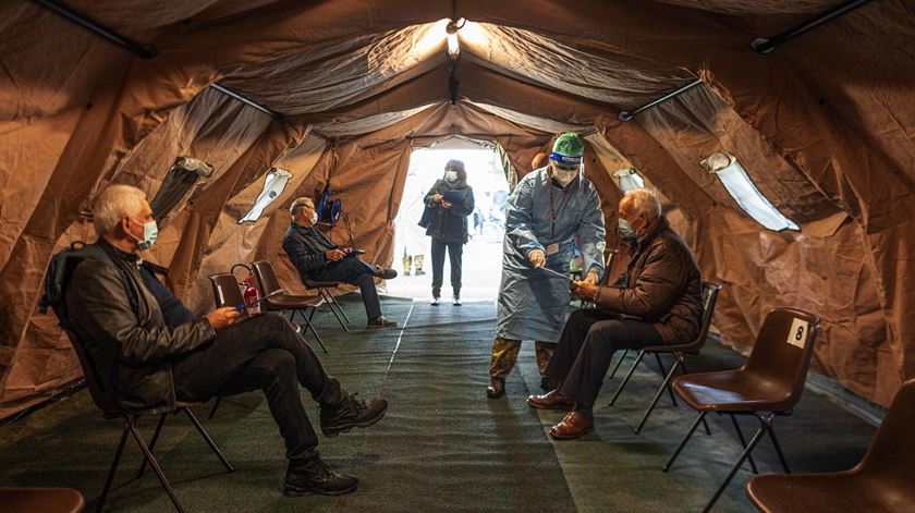 Italianos aguardam a sua vez para receber a vacina contra a gripe sazonal em Milão. Foto: Andrea Fasani/EPA