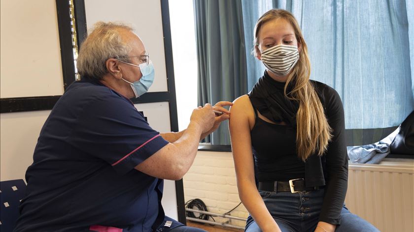 Vacina aprovada nos 12-15 anos. As questões que se colocam e as respostas já conhecidas