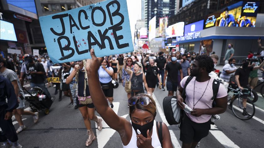 Dois manifestantes foram mortos a tiro por um caucasiano de 17 anos no protesto em Kenosha domingo passado, após milícia ter apelado, via Facebook, a que pessoas armadas fossem confrontar o protesto. Foto: Justin Lane/EPA