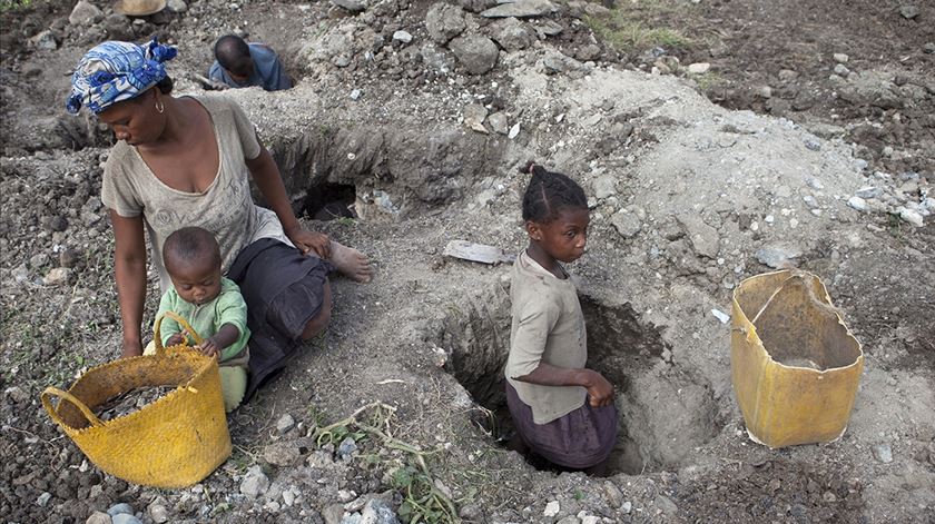 Trabalho infantil nas minas de mica em Madagáscar. Foto: Jan Joseph Stok, Terre des Hommes