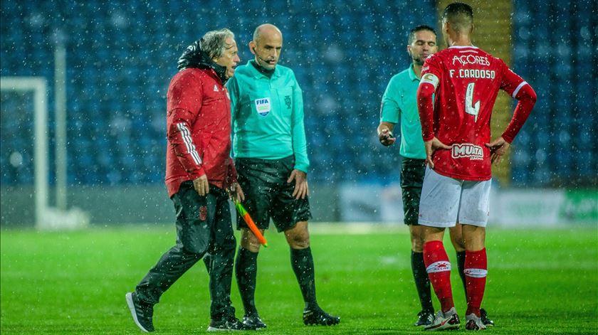 Santa Clara - Benfica adiado devido ao mau tempo - Jorge Jesus e árbitro Hélder Malheiro Foto: Eduardo Costa/Lusa