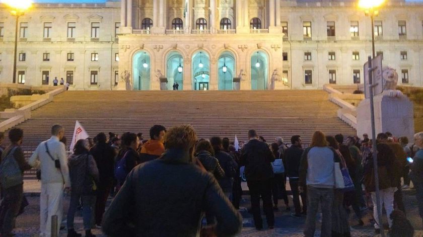 Manifestação antirracista de solidariedade para com a deputada do Livre Joacine Moreira, em frente à Assembleia da República, em Lisboa. Foto: Twitter @LIVREpt