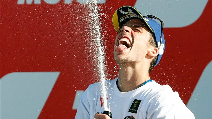 Joan Mir celebrou à grande e à espanhola. Foto: Kai Foersterling/EPA