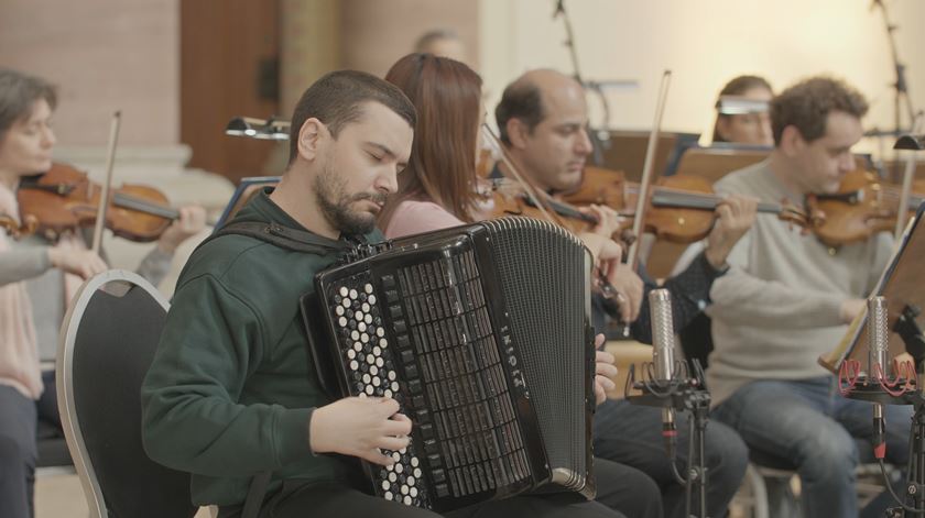 Acordeonista João Barradas grava disco com a Sinfónica de Hamburgo
