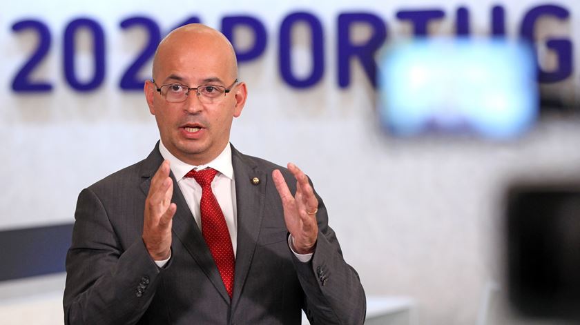 Governo só admite desvio para baixo na meta do défice em 2021