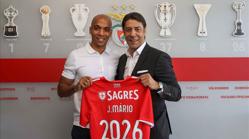 João Mário com o presidente Rui Costa. Foto: Tânia Paulo/SL Benfica