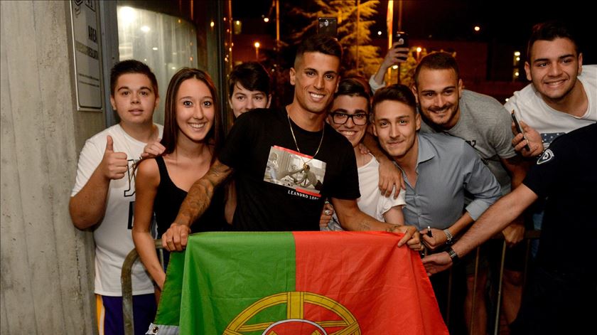 Cancelo acarinhado na chegada a Turim. Foto: Facebook Juventus