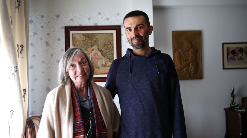 João Costa e a mãe, na casa da família em Mem Martins.