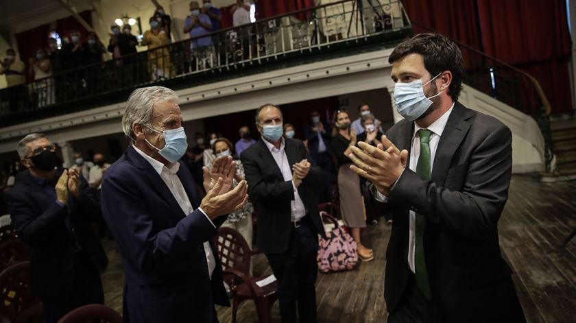 João Ferreira saudado por Jerónimo de Sousa. Foto. Mário Cruz/Lusa