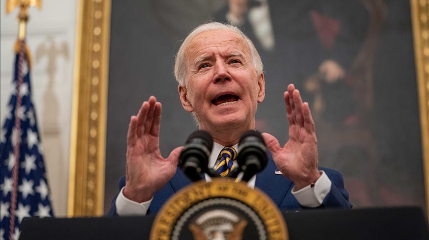 Biden 100 dias. Vacinação é o sucesso, migração o fracasso