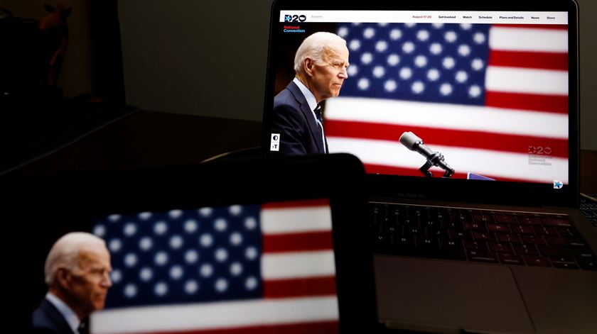 Cientistas laureados com o Nobel destacam em carta aberta o hábito de Biden “escutar os peritos”. Foto: Jason Szenes/EPA