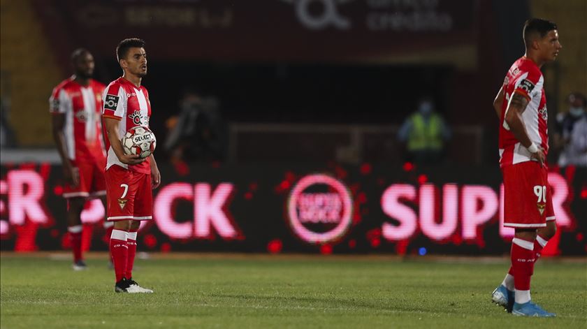Protesto. Jogadores do Aves "paralisaram" durante um minuto contra o Benfica Protesto. Jogadores do Aves "paralisaram" durante um minuto contra o Benfica