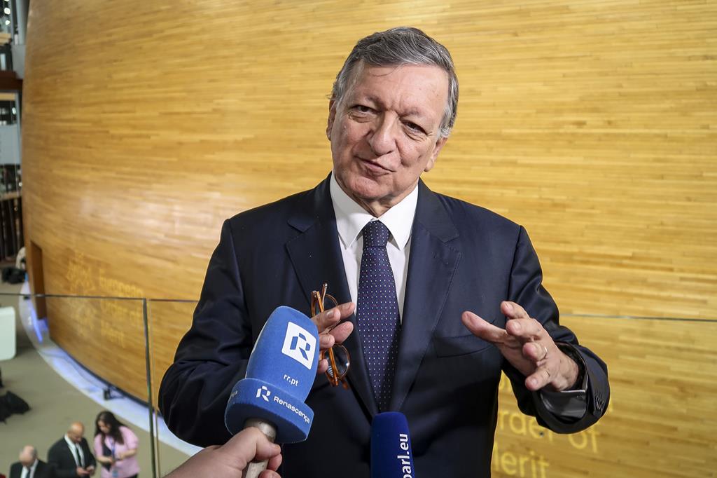 Durão Barroso."Europa cometeu um erro ao deixar de falar com a Rússia” Durão Barroso."Europa cometeu um erro ao deixar de falar com a Rússia”