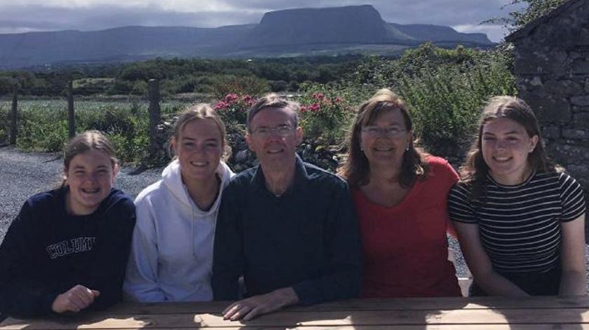 Johanna Moore, autora de um postal de quarentena, com a família na Irlanda. Foto: Johanna Moore