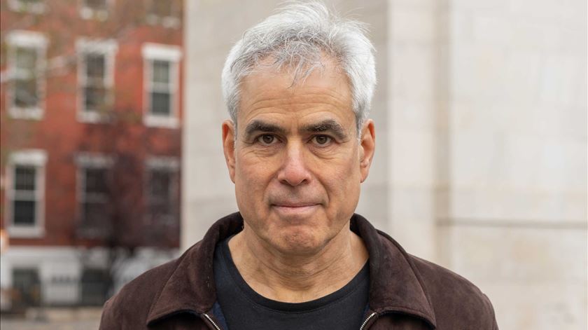 Autor de “A Geração Ansiosa” defende redes sociais só aos 16 anos