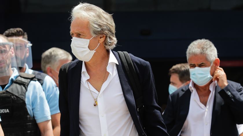 Jorge Jesus à chegada com Luís Filipe Vieira para assinar pelo Benfica. Foto: Tiago Petinga/Lusa Jorge Jesus à chegada com Luís Filipe Vieira para assinar pelo Benfica. Foto: Tiago Petinga/Lusa