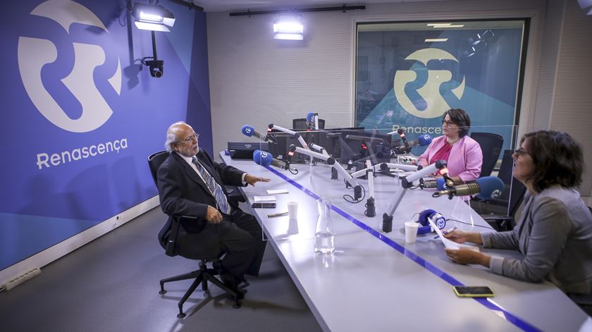 Jorge Torgal, membro do Conselho Nacional de Saúde Pública, defende que atual situação epidémica em Portugal é "muito boa" a comparar com março. Foto: Nuno Ferreira Santos/Público