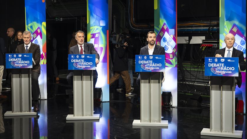 Presidente pode falar sobre processos com o PGR? Ventura diz sim, Mendes não, e Gouveia e Melo não quer “estado de vigilância sobre o poder político”