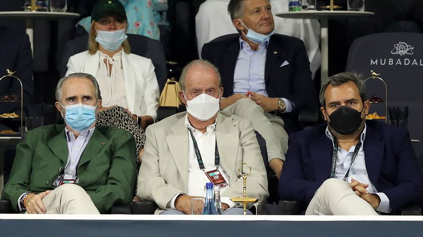 Rei Emérito de Espanha surge ao lado de tenista Nadal