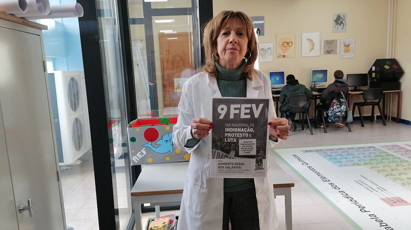 "Engolidos" pelo salário mínimo. Assistentes operacionais recorrem a segundo emprego para pagar contas