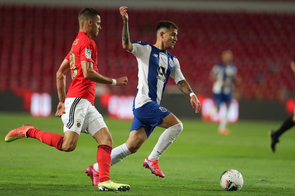 Otávio em dúvida para o clássico. Foto: José Coelho/Lusa Otávio em dúvida para o clássico. Foto: José Coelho/Lusa