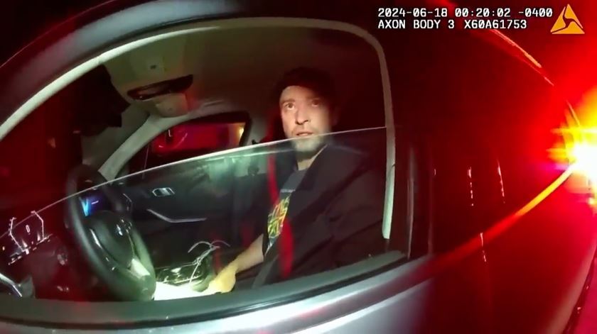 Divulgadas imagens do cantor Justin Timberlake a ser detido depois de conduzir embriagado