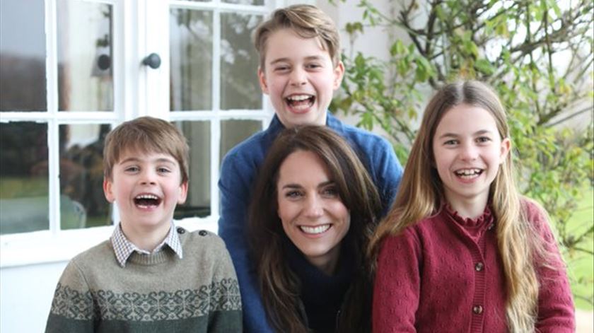 Kate Middleton pede desculpa por editar fotografia com os filhos