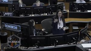 Artemis II recupera contacto com Terra após sobrevoar face oculta da Lua