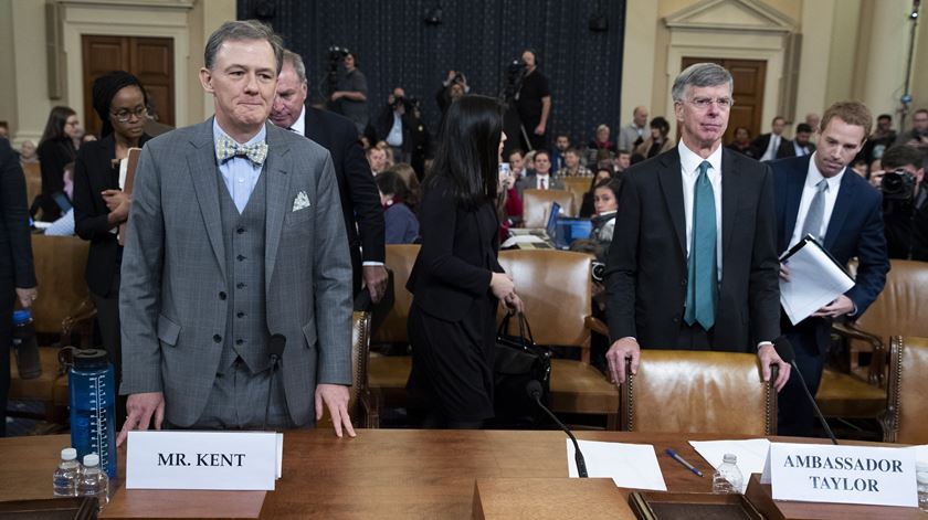 George P. Kent, especialista em assuntos ucranianos no Departamento de Estado, e William Taylor, embaixador interino em Kiev, no inquérito à destituição de Donald Trump, na Câmara dos Representantes, em Washington, Estados Unidos. Foto: EPA/Michael Reynolds