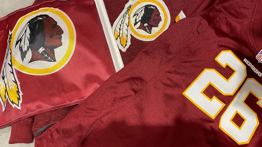 Acusada de racismo, equipa de futebol americano Redskins vai mudar nome e símbolo. Foto: Kevin Lamarque/Reuters Acusada de racismo, equipa de futebol americano Redskins vai mudar nome e símbolo. Foto: Kevin Lamarque/Reuters