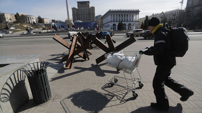 Rússia intensifica ataques nos arredores de Kiev. Capital prepara-se para combater