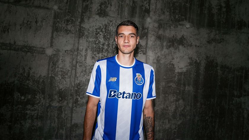 FC Porto reforça defesa com contratação de Kiwior ao Arsenal