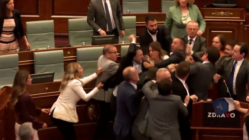 Cena de pancadaria no parlamento do Kosovo. Veja o vídeo