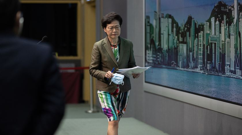 Hong Kong. Líder alerta contra ameaça de “ideologias” e defende controlo dos jovens