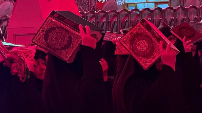 Mulheres em oração no Santuário do Imam Ali, em Najaf no Iraque