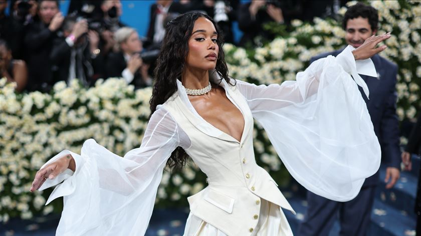 Modelo e atriz Laura Harrier a desfilar na maior noite da moda, na Met Gala 2025. Foto: Justin Lane/EPA