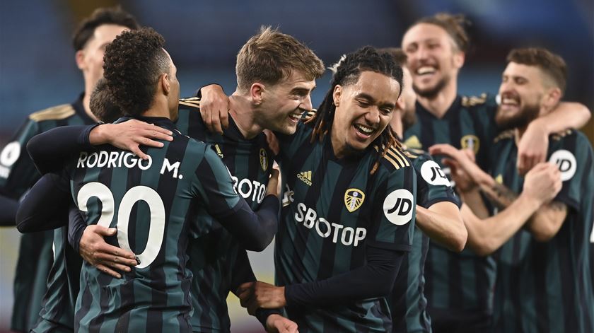 Patrick Bamford e Hélder Costa, ao centro, no Leeds. Laurence Griffiths/EPA