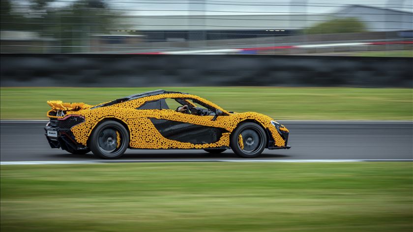 Lando Norris levou o carro às curvas rápidas de Silverstone, onde tudo tremeu um pouco mais que o habitual. Foto: Jeff Moore/LEGO