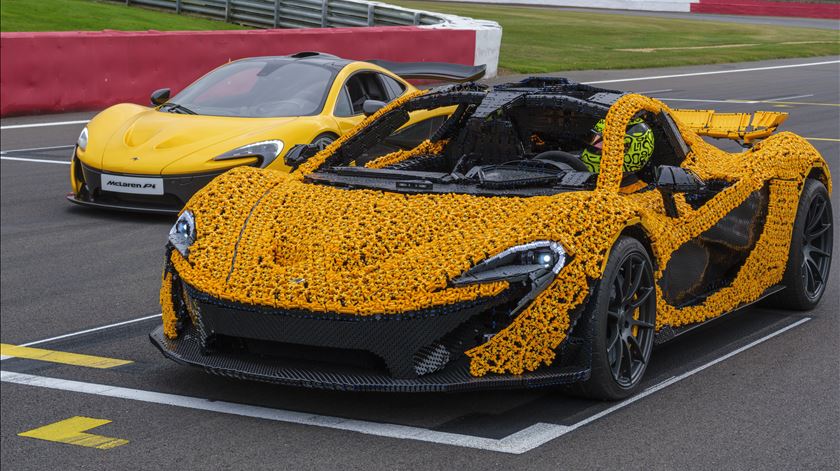 O carro feito de Lego tem uma diferença importante face ao McLaren verdadeiro: não há portas. Foto: Jeff Moore/LEGO