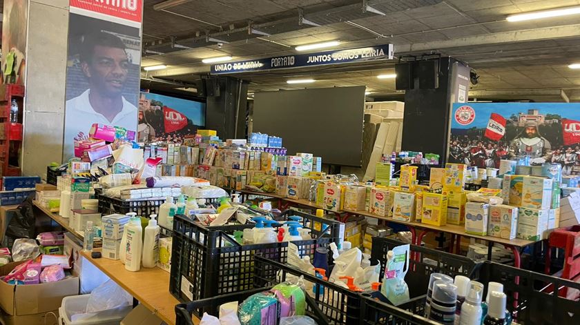 O Estádio de Leiria continua com toneladas de alimentos para distribuir pelas aldeias da autarquia. Foto: Alexandre Abrantes Neves/RR O Estádio de Leiria continua com toneladas de alimentos para distribuir pelas aldeias da autarquia. Foto: Alexandre Abrantes Neves/RR
