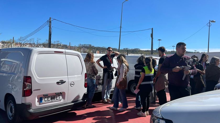 Esta sexta-feira, um grupo de 30 voluntários da consultora Deloitte esteve responsável por organizar e entregar cabazes para Lagoa de Ervideira. Foto: Alexandre Abrantes Neves/RR Esta sexta-feira, um grupo de 30 voluntários da consultora Deloitte esteve responsável por organizar e entregar cabazes para Lagoa de Ervideira. Foto: Alexandre Abrantes Neves/RR