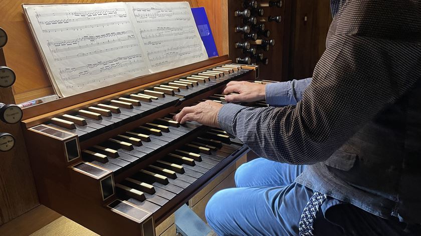 Leo Van Dosselaar, organista convidado, num ensaio geral. Foto: Rafael Pinto