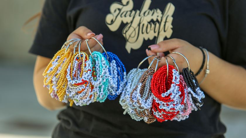 Fez mais de 250 pulseiras de miçangas para trocar com outros fãs no concerto. Foto: Marta Pedreira Mixão