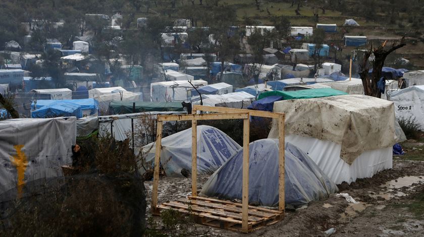 Para os mais de 13 mil requerentes de asilo que vivem no campo de Moria, os cuidados de saúde são escassos; há apenas seis camas de cuidados intensivos. Foto: Elias Marcou/Reuters