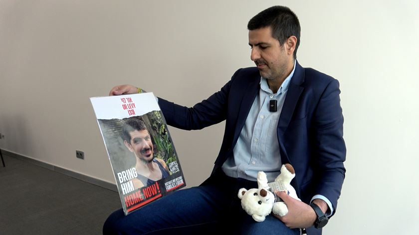 "Como se diz a um rapaz de dois anos que a mãe não volta e que o pai foi raptado?"